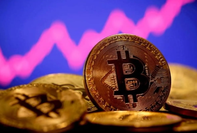 比特币 (BTC) 暂时恢复至 $121，000